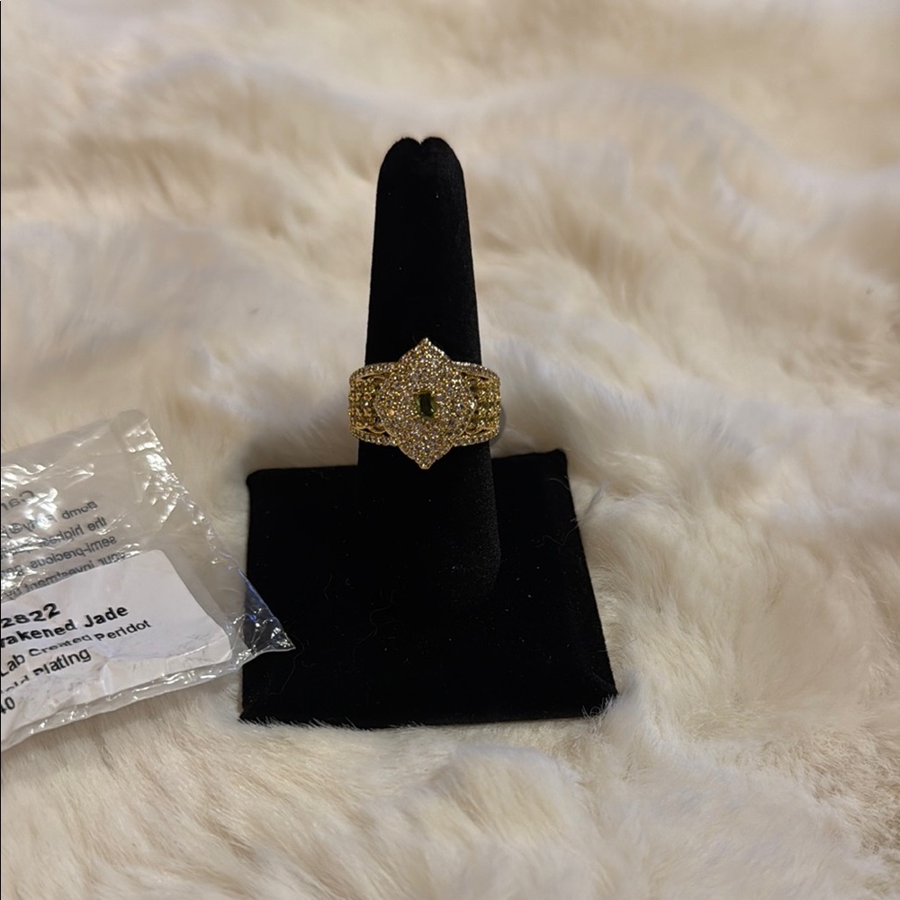 Elegant Gold and Green Women's Ring
